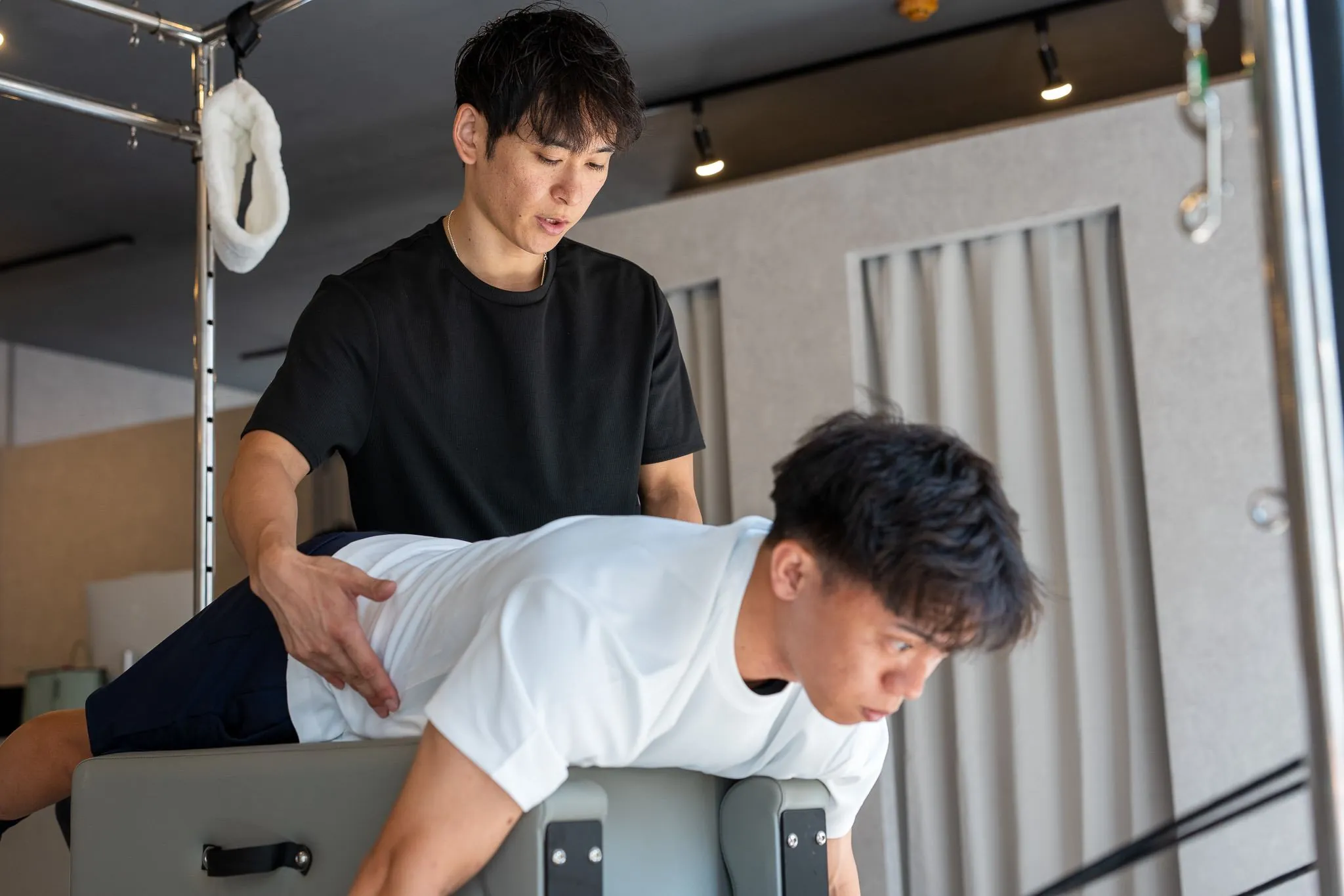 インストラクターが男性会員の肩まわりを施術する様子
