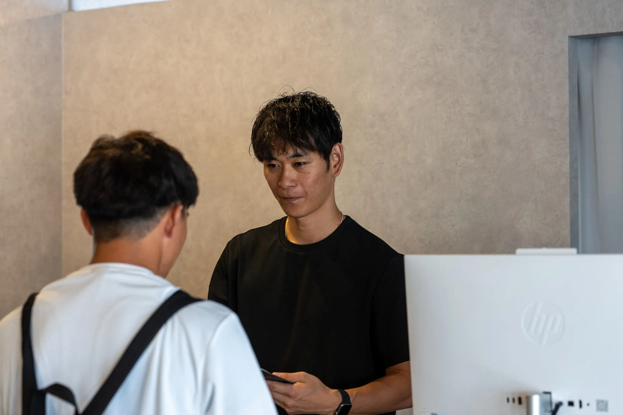 インストラクターと男性会員がカウンセリングを行う様子