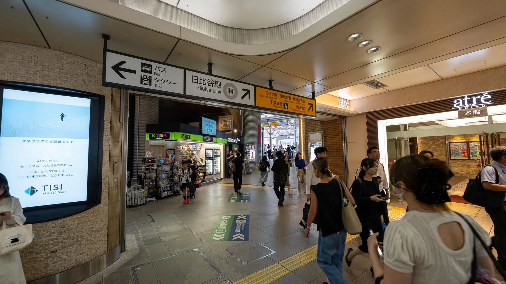 JR恵比寿駅の改札を出て、1番出口へ向かいます。 日比谷線の場合は、3番出口から