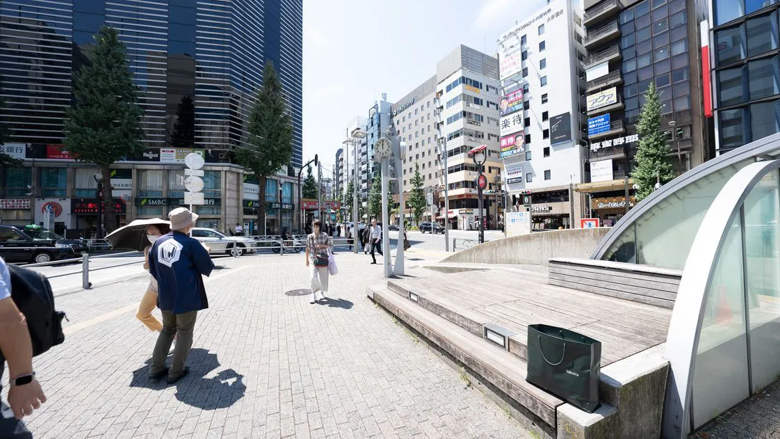 1番出口から目の前の信号を一つ渡り、右手に見える横断歩道まで進みます。