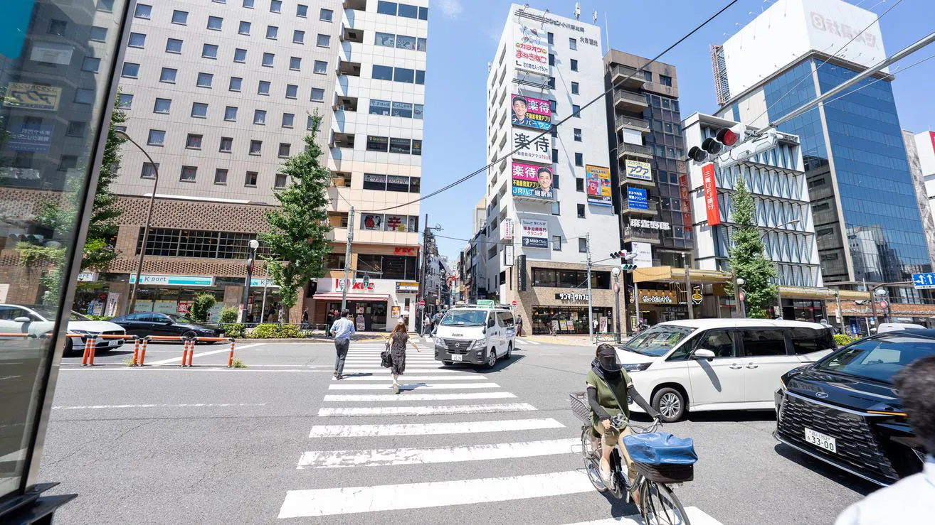 横断歩道を渡り、そのまま直進します。右手にサンマルクカフェが見えます。