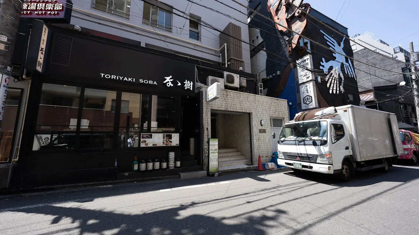 左手の1階になゝ樹（そば店）が入っているサンキビルが見えます。